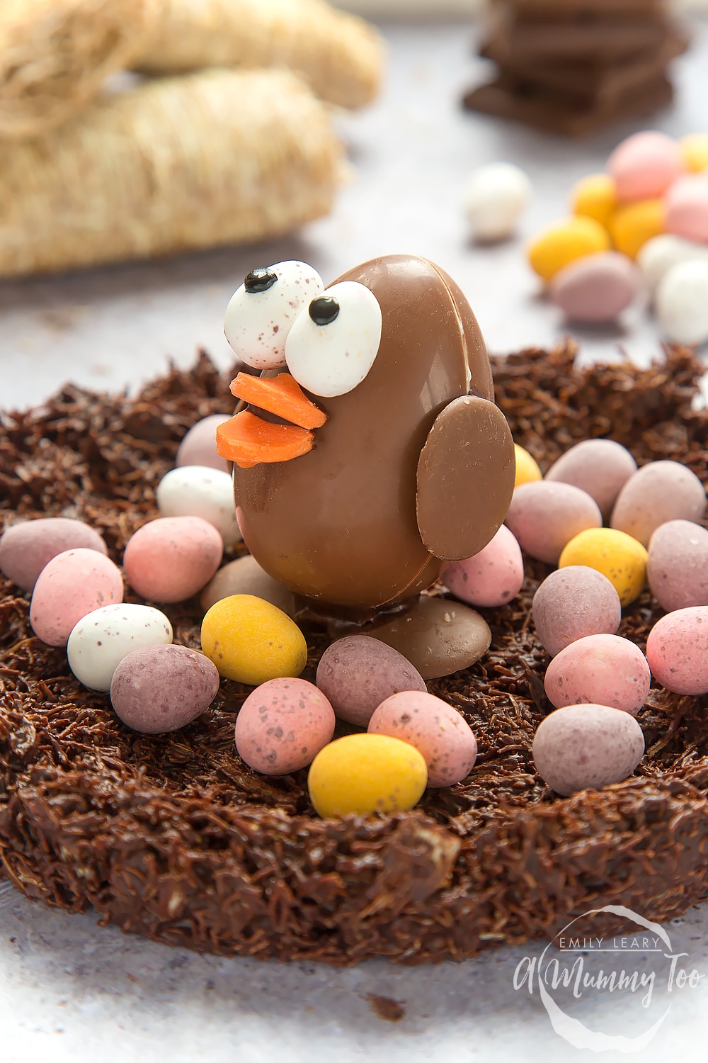 This adorable Easter egg chocolate chick is surrounded by mini eggs on a shredded wheat base. A fun Easter craft for the whole family to enjoy.