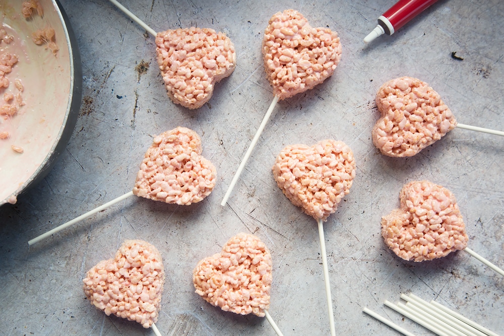 These heart crispy cake pops are ready to enjoy!