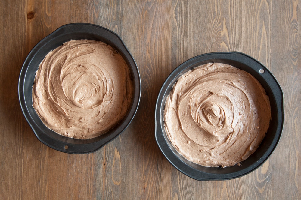 Spread the mix evenly in the cake tins to create the kitty cake pops