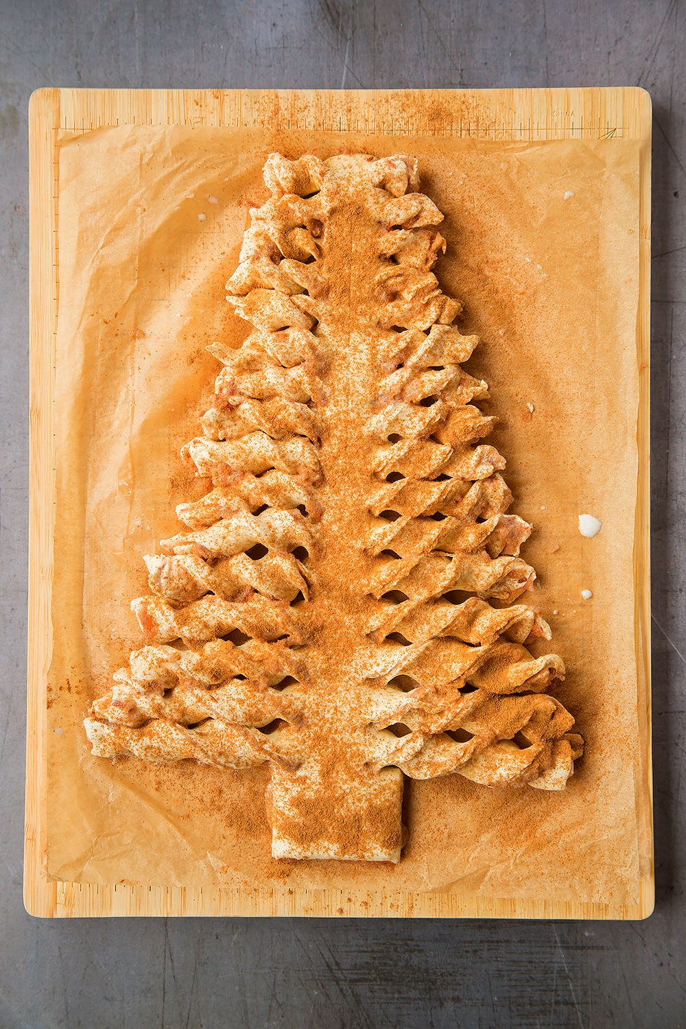 Sprinkle your puff pastry Christmas tree with cinnamon