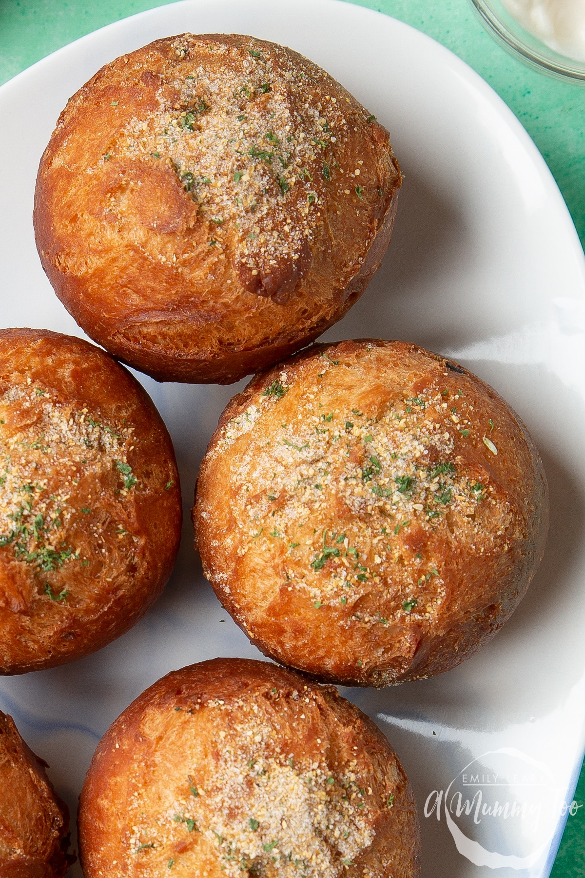 Pulled chicken doughnuts, sprinkled with savoury dust.