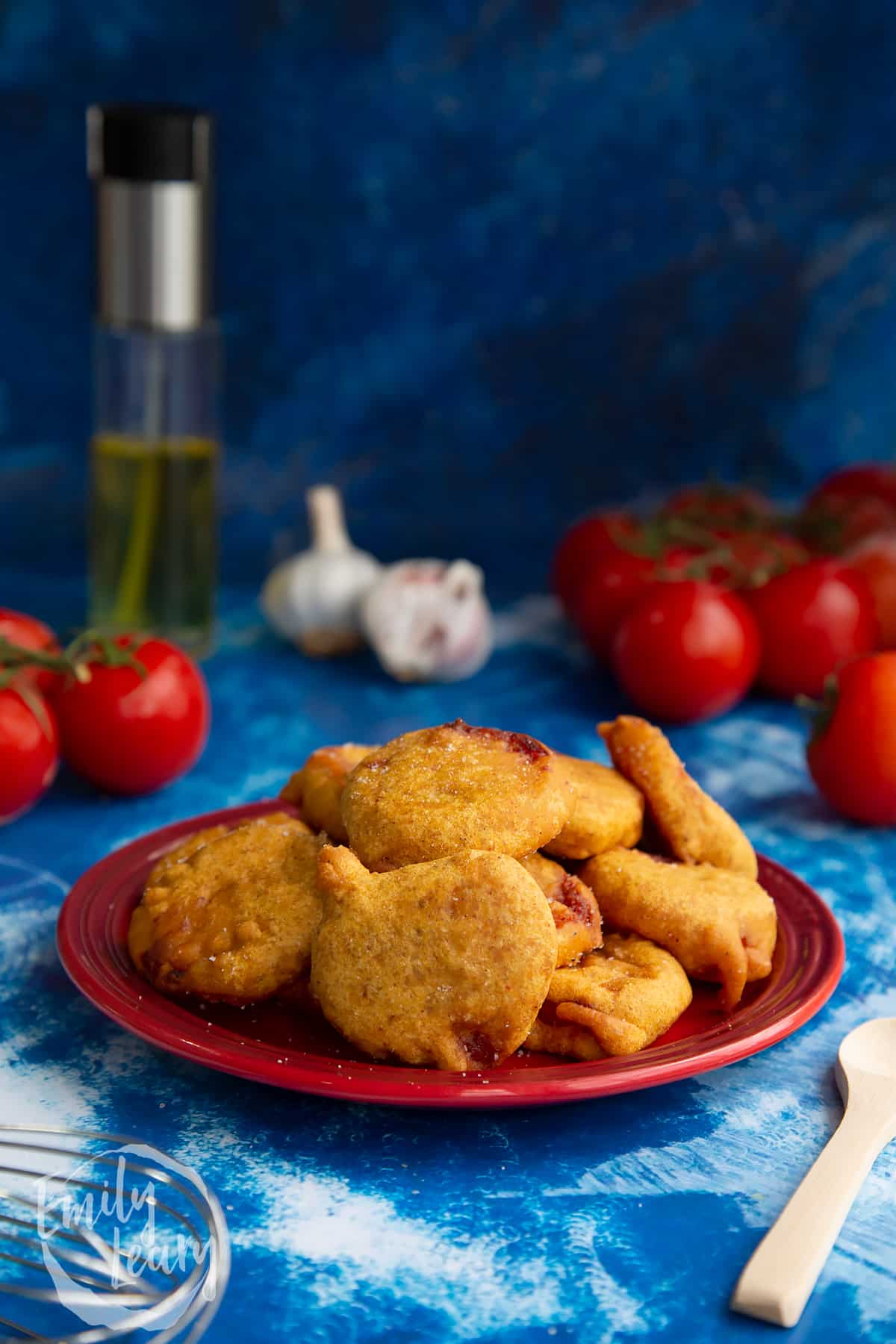 Finished serving of tomato pakora.